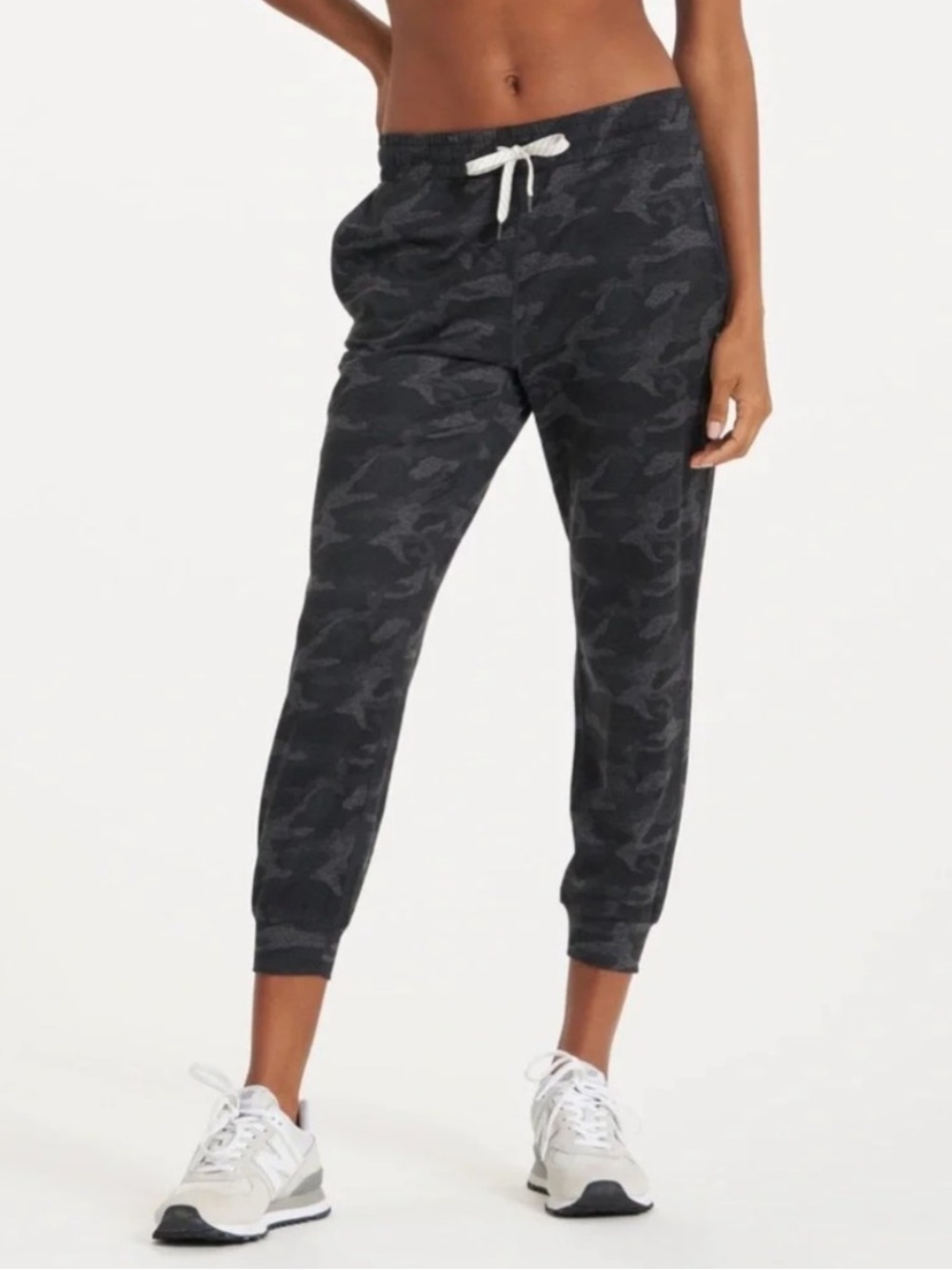 Vuori Performance jogger pants black and gray camouflage print size large